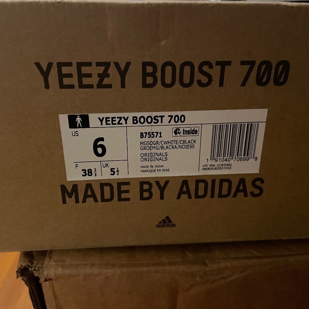 Yeezy boost 700